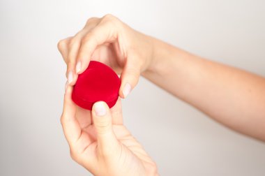 elinde bir yüzük kutusu hediye