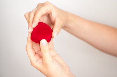 elinde bir yüzük kutusu hediye