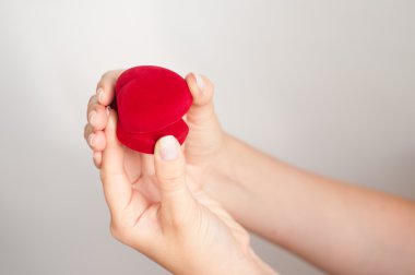 elinde bir yüzük kutusu hediye