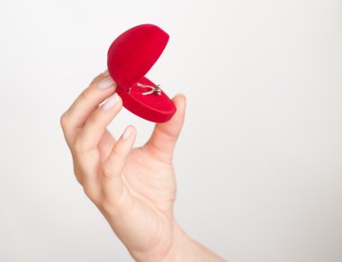 elinde bir yüzük kutusu hediye