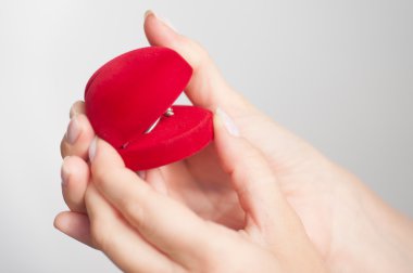 elinde bir yüzük kutusu hediye