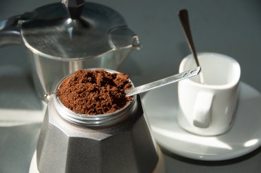 İtalyan kahve çekilmiş kahve ve bir fincan
