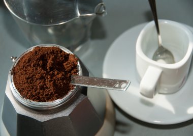 İtalyan kahve çekilmiş kahve ve bir fincan
