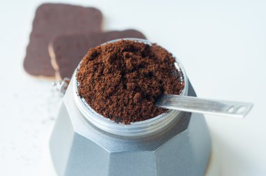 İtalyan kahve çekilmiş kahve ve bir fincan