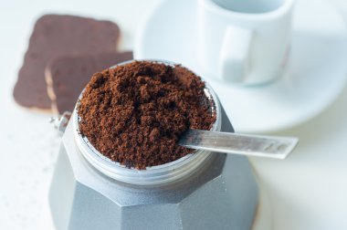 İtalyan kahve çekilmiş kahve ve bir fincan