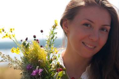 doğada çiçek çelenk ile kız