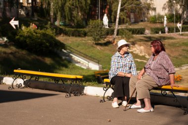İki yaşlı bayan Park