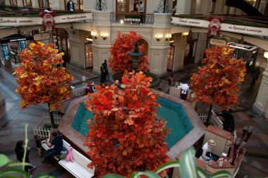 GUM Moskova cephesi ve Moskova 'daki Gum, Moskova, Rusya' nın cam çatısı 4 Ekim 2020