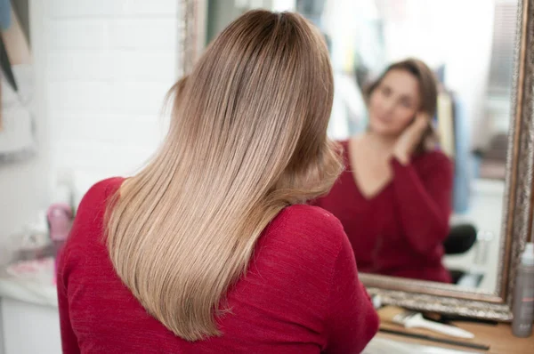 棕色头发的女人 从后面看长发特写 在美容院的镜子里倒影 — 图库照片