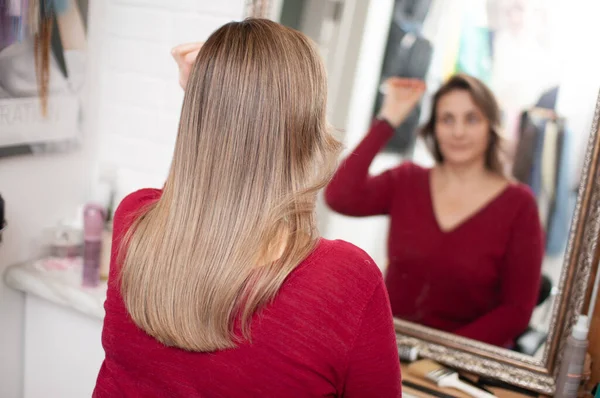 Mujer Cabello Castaño Con Pelo Largo Vista Cerca Desde Espalda —  Fotos de Stock