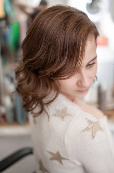 Menina Bonita Perfil Com Comprimento Médio Cabelo Castanho Encaracolado Casa — Fotografia de Stock