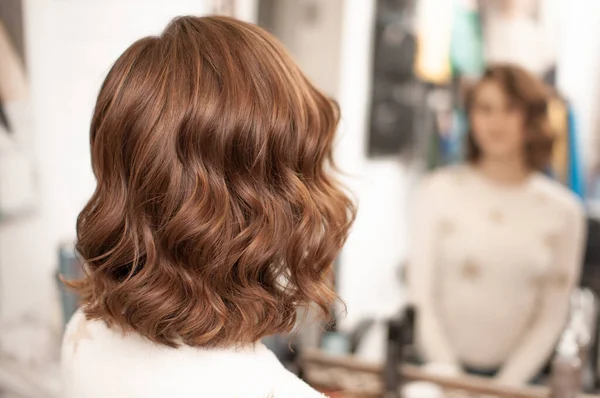 Belo Estilo Cabelo Ondulado Uma Jovem Mulher Com Cabelo Marrom — Fotografia de Stock