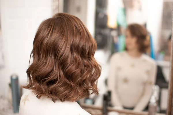 Belle Coiffure Ondulée Sur Une Jeune Femme Aux Cheveux Brun — Photo