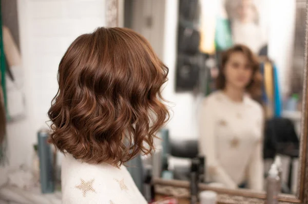 Belo Estilo Cabelo Ondulado Uma Jovem Mulher Com Cabelo Marrom — Fotografia de Stock