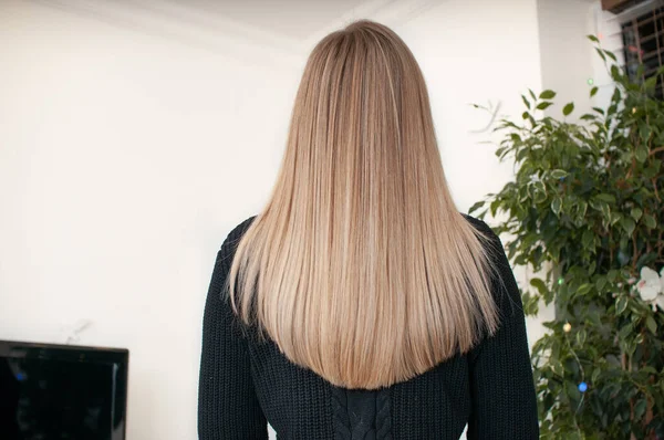 Capelli Biondi Con Ciocche Striate Sulla Giovane Donna Chiuso Primo — Foto Stock