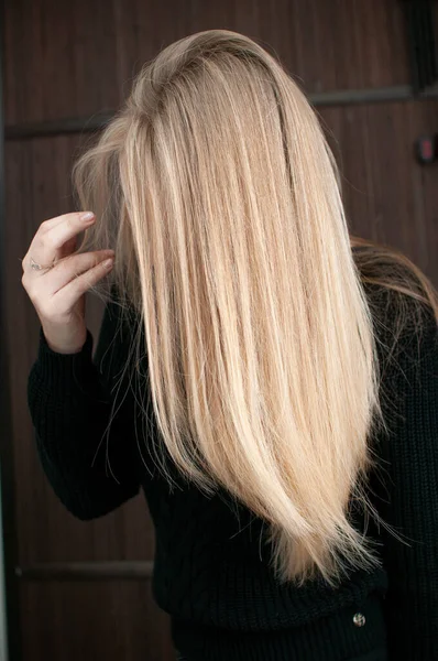 在室内近视的年轻女子身上长有条纹的金发 — 图库照片