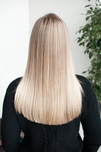 Blonde Haare Mit Gestreiften Strähnen Auf Junge Frau Drinnen Nahaufnahme Stockbild