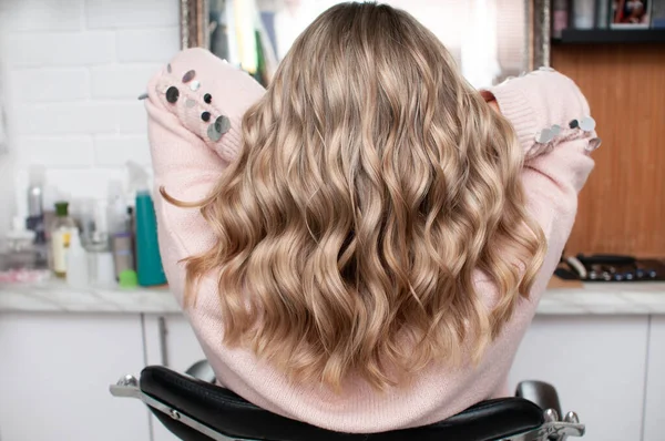 Blonde Woman Chic Curls View Back Beauty Salon — Stock Photo, Image