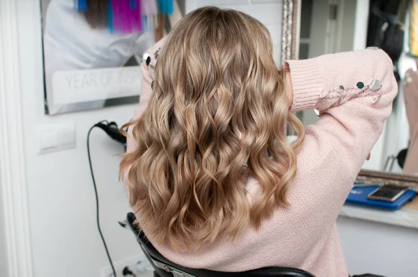 Femme Blonde Avec Des Boucles Chics Vue Dos Dans Salon — Photo