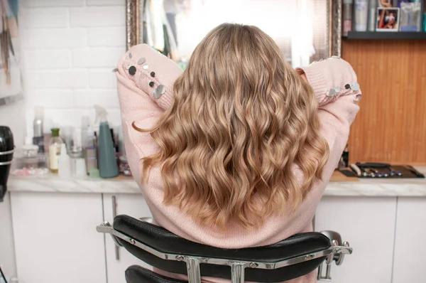 Blonde Woman Chic Curls View Back Beauty Salon — Stock Photo, Image