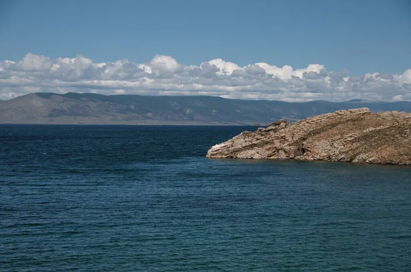 Λίμνη Baikal Καταγάλανα Νερά Και Βραχώδη Ακτή — Φωτογραφία Αρχείου