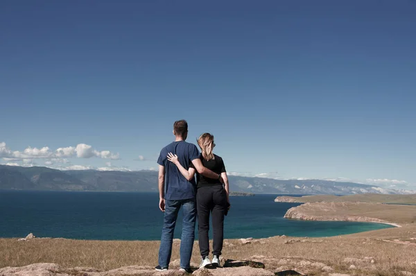 Man Och Kvinna Njuta Skönhet Från Stranden Till Sjön Bajkalsjön Stockbild