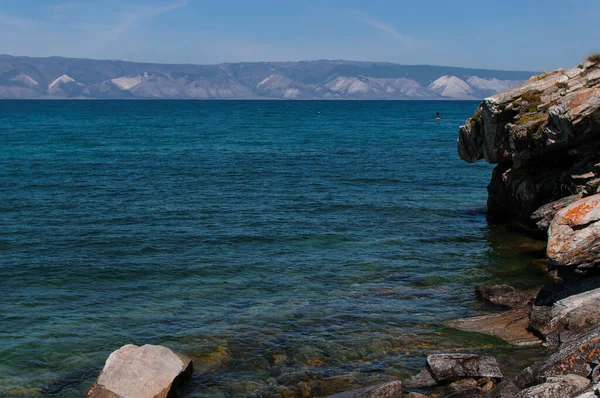 People on sap surfing on the blue water of Lake Baikal — Stock Photo, Image