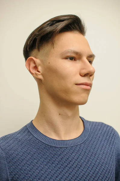 Junger Mann Mit Modernem Kurzhaarschnitt Schönheitssalon Stockfoto