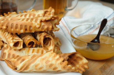 Ballı gözleme ve masaya yakın plan çay.