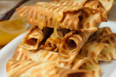 Ballı gözleme ve masaya yakın plan çay.