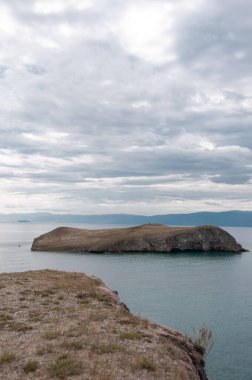 Baykal Gölü 'nde pelerin ve yaz gününde bulutlu güzel bir gökyüzü.