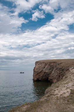 Baykal Gölü 'nde pelerin ve yaz gününde bulutlu güzel bir gökyüzü.