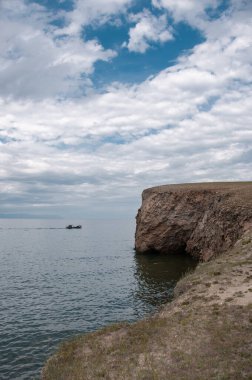 Baykal Gölü 'nde pelerin ve yaz gününde bulutlu güzel bir gökyüzü.