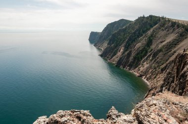 Sibirya 'daki Baykal Gölü kıyısı Khoboy Olkhon Adası yaz günü Rusya