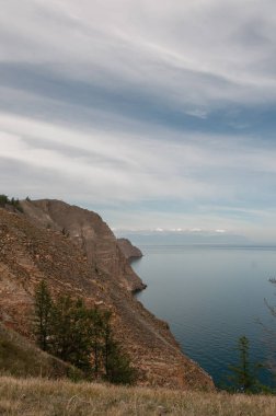 Sibirya 'daki Baykal Gölü kıyısı Khoboy Olkhon Adası yaz günü Rusya