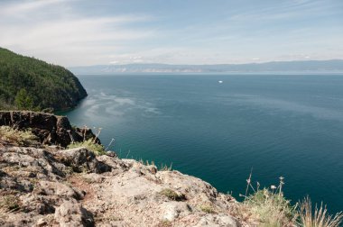Sibirya 'daki Baykal Gölü kıyısı Khoboy Olkhon Adası yaz günü Rusya