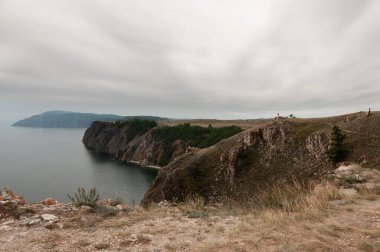 Sibirya 'daki Baykal Gölü kıyısı Khoboy Olkhon Adası yaz günü Rusya