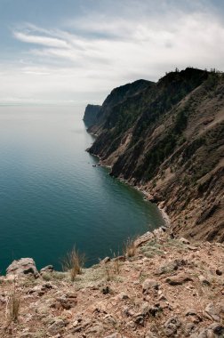 Sibirya 'daki Baykal Gölü kıyısı Khoboy Olkhon Adası yaz günü Rusya