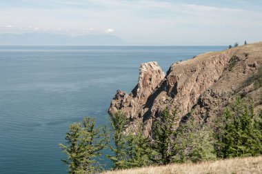 Sibirya 'daki Baykal Gölü kıyısı Khoboy Olkhon Adası yaz günü Rusya
