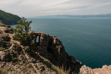 Sibirya 'daki Baykal Gölü kıyısı Khoboy Olkhon Adası yaz günü Rusya