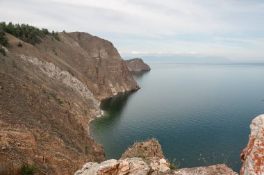Sibirya 'daki Baykal Gölü kıyısı Khoboy Olkhon Adası yaz günü Rusya