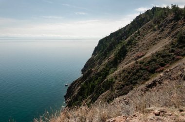 Sibirya 'daki Baykal Gölü kıyısı Khoboy Olkhon Adası yaz günü Rusya