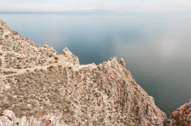 Sibirya 'daki Baykal Gölü kıyısı Khoboy Olkhon Adası yaz günü Rusya