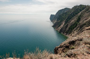 Sibirya 'daki Baykal Gölü kıyısı Khoboy Olkhon Adası yaz günü Rusya