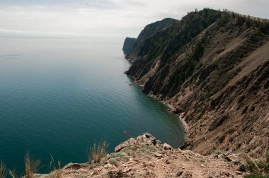 Sibirya 'daki Baykal Gölü kıyısı Khoboy Olkhon Adası yaz günü Rusya