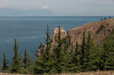 Sibirya 'daki Baykal Gölü kıyısı Khoboy Olkhon Adası yaz günü Rusya