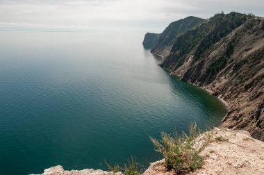 Yüksek bir uçurumdan Baykal Gölü 'ne ve sahil şeridine bak.