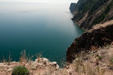 Yüksek bir uçurumdan Baykal Gölü 'ne ve sahil şeridine bak.