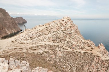 Yüksek bir uçurumdan Baykal Gölü 'ne ve sahil şeridine bak.