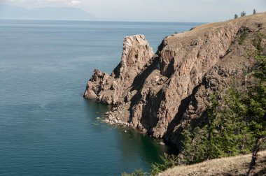 Yüksek bir uçurumdan Baykal Gölü 'ne ve sahil şeridine bak.